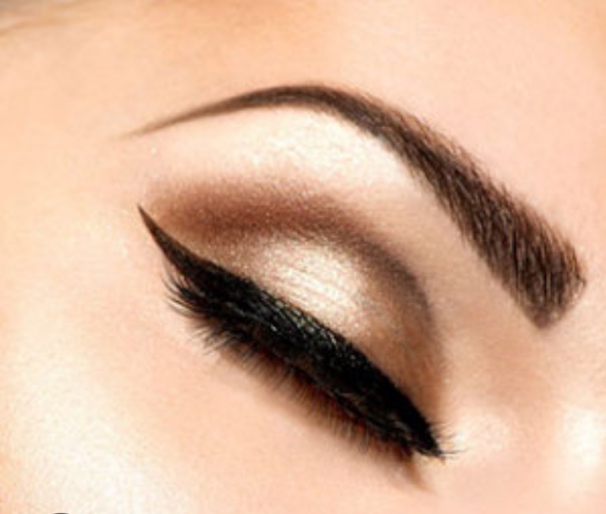 Beautifully shaped eyebrow after threading at Classic Brow in Decatur, GA
